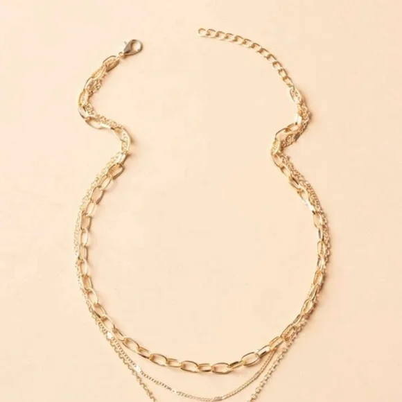 ✨NEW✨Gold Layered Twisted Circle Pendant Necklace - Picture 3 of 4